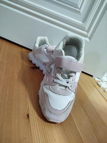 ayaggabı: Uşaq idman ayaqqabısı yaxşı vəziyyətdədir.33 razmer.unvan Razin - — 2
