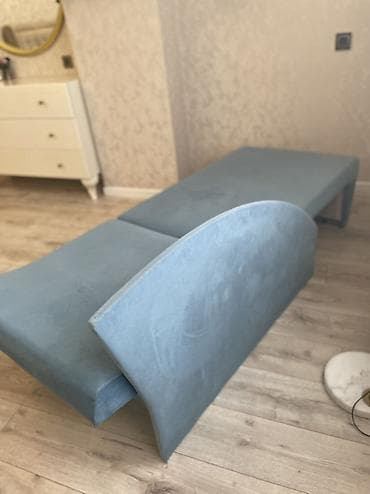 Divanlar: Mavi rəngdə kompakt divan‑çarpayı - Transformasiya: Asanlıqla açılıb — 3