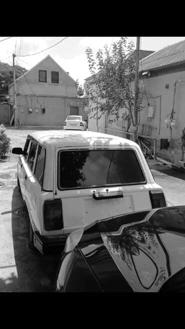 фольксваген бак: VAZ 2104, ağ rəng, sedan kuzov. Xarici: - Klassik “0” dizaynı, qara — 5