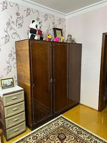 embawood stol stul: Taxta üçqapılı şkaf - Klassik dizaynlı, tünd qəhvəyi cilalı səth - Ön — 1