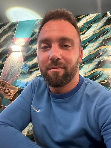 Mavi Nike sweatshirt - Rəng: tünd mavi (kol və yaxa hissəsində eyni