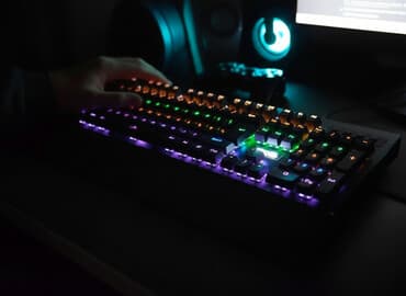 Настольные ПК и рабочие станции: JEDEL KL 90 RGB işıqlı mexaniki oyun klaviaturası - Tam ölçülü — 1