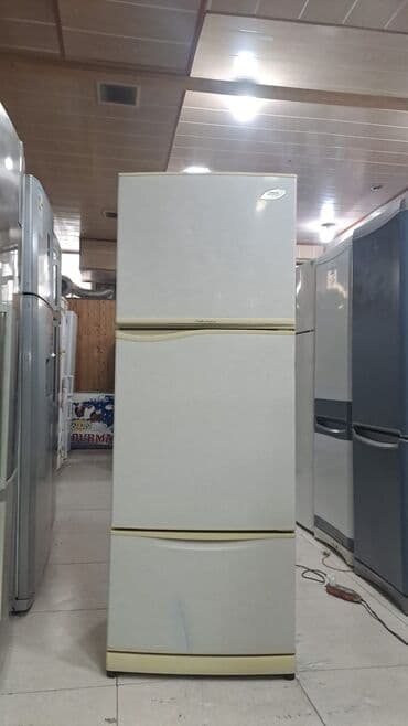 Mərmər effektli PVC panellər: Üçqapılı soyuducu - Üst hissə: ayrıca dondurucu kamerası, rəflərlə. - — 1