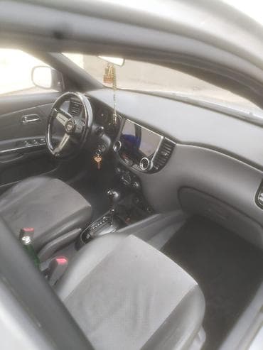 ucuz kamazlar: Kia Rio hatchback, gümüşü rəng. - Kuzov: 5 qapılı hatchback, arxa — 4