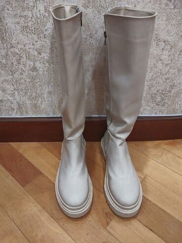 1defe geyinilib. Bej rəngli dizə qədər qadın çəkmələri - Model: uzun