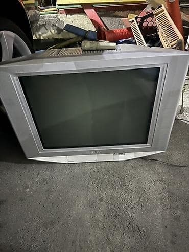 oyun rolu: Sony Trinitron CRT televizor - Ekran: təxminən 28–32 düym diaqonal — 2