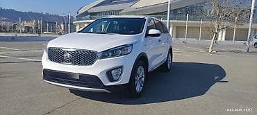 7 yerlik avtomobillər: Kia Sorento – ağ rəngli, şəhər və uzun məsafələr üçün geniş və rahat — 3