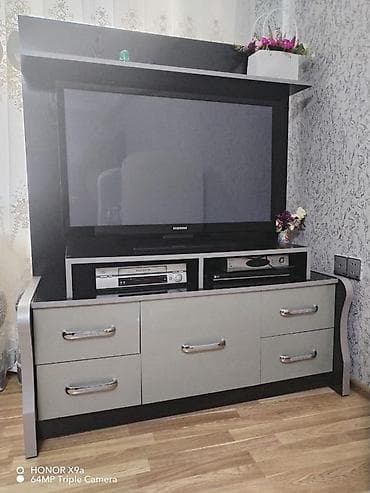 Düz TV altlığı, Polkalı, Laminat