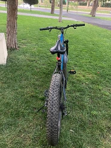 velosiped 20: Qara və mavi rənglərdə, enli təkərlərə malik Anmier velosipedi. Ön — 4