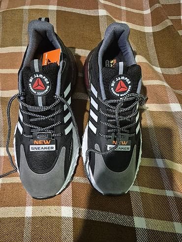 sneaker: Qara-boz rəng kombinində idman ayaqqabısı. Model gündəlik istifadə və — 1