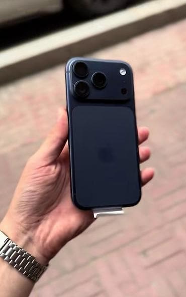 samsung ekranı: Model: iPhone (qara/göy tonda), arxa tərəfində modullu üçlü kamera — 1