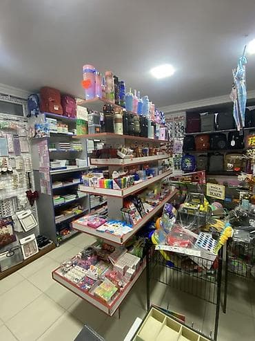 Rəf vitrinləri: Mağaza üçün orta ada tipli vitrin raf sistemi Unvan Hovsan, magaza — 3