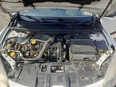 4 fəsil təkərlər: Renault Megane (universall/kombi), ağ rəng. Xüsusiyyətlər: - Kuzov: 5 — 8