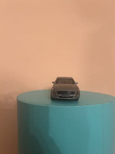 Metal korpuslu, realistik detallara malik sedan tipli miniatür — 4