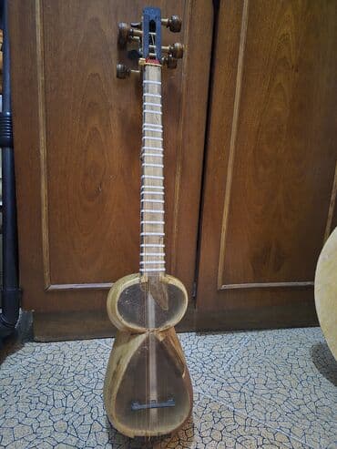 Tar aləti əla vəziyəttə yeni pərdələri üzü simi hər biri yenidir çexol