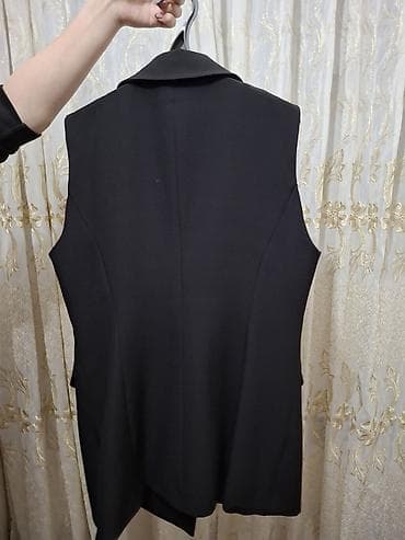 Jiletlər: Klassik pəncək qısaqol. Ölçü 44. Təzədi etiketi üstündədi — 2