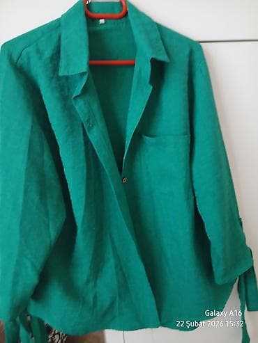 Qadın köynəyi – zümrüd yaşılı rəngdə, hafif teksturalı parça. - — 1