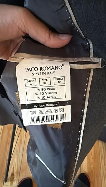 Kostyumlar: Paco Romano brendinə məxsus, boz rəngli kişi kostyumu. İtaliya — 2