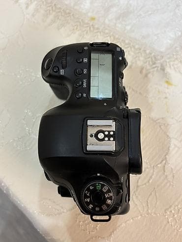 Xüsusiyyətləri Sensor: 26.2 MP tam-kadr CMOS. İşləyici “effective” — 6