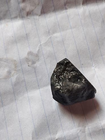 daşlarla uzuklər: Qara mineraloid/daş nümunəsi - Rəng: tünd qara, səthində metalabənzər — 3