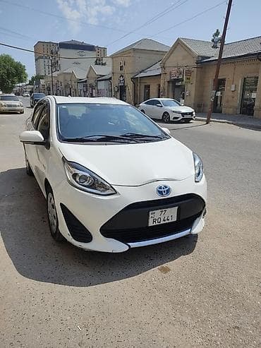 sükan satışı: Toyota Aqua hibrid hetçbek - Rəng: ağ - Korpus: 5 qapılı hetçbek — 1