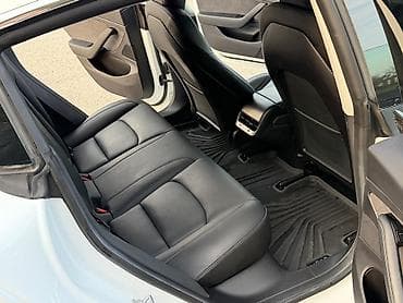 kon texnika: Tesla Model 3 Dual Motor (elektrik sedan) - Rəng: ağ, qara panoramik — 9