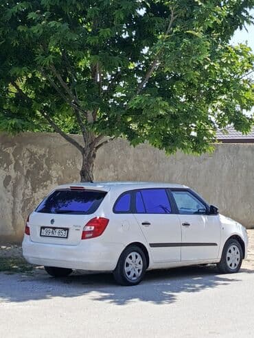 дом на колесах turbo az: Skoda Fabia Combi, ağ rəng, universal kuzov. Özəlliklər: - Geniş — 4