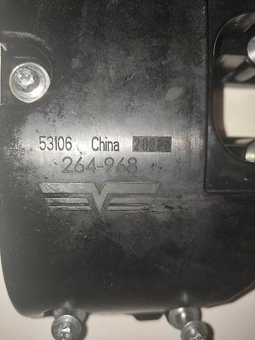 mercedes mator: Bu, avtomobil mühərriki üçün qara rəngdə klapan qapağıdır. Üzərindəki — 2