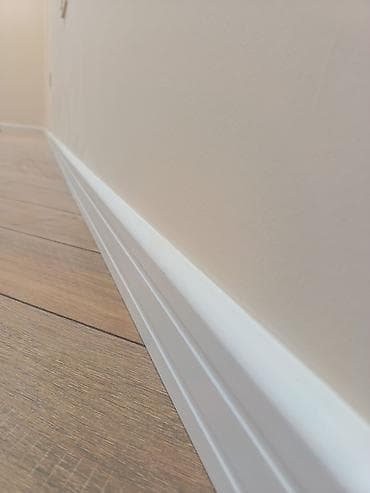 Ağ rəngli döşəmə plintusu - Material: MDF/PP əsaslı dekorativ plintus