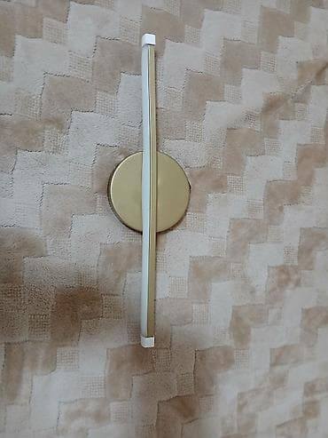 Müasir divar LED bra – qızılı gövdə və uzun şaquli işıq paneli -