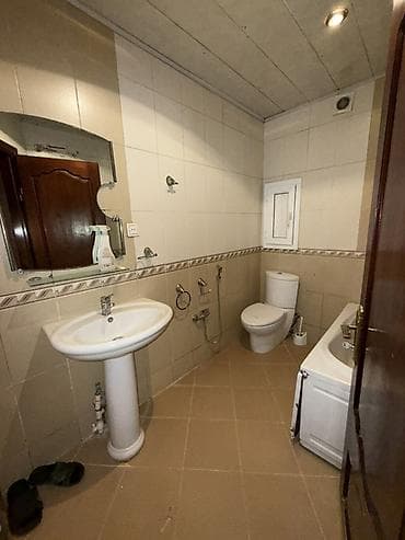 qaracuxur kiraye ev: Həzi Aslanovda Metronun Yanında Neptun Market olan Binada 3 otağlı Hər — 4