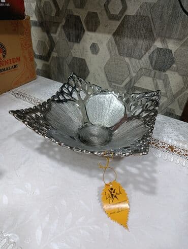 Gümüşü rəngli, dekorativ meyvə qabı. Üç bölməli dizaynı və ağac