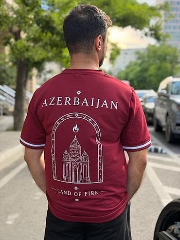 Bordo rəngli qısaqol kişi futbolkası – “Azerbaijan • Land of Fire” — 2