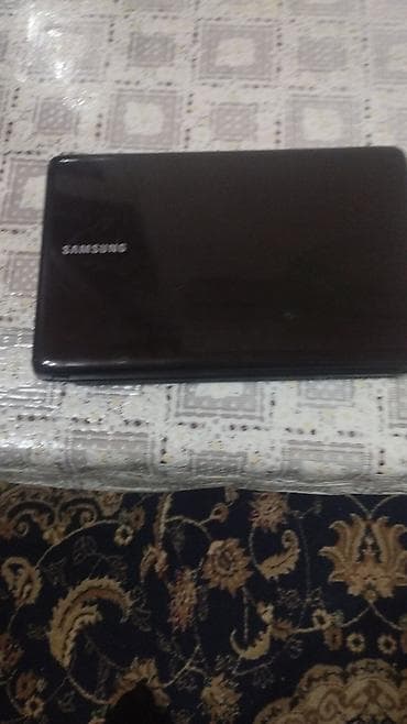 Samsung noutbuk - Marka: Samsung - Korpus rəngi: tünd qəhvəyi/qara