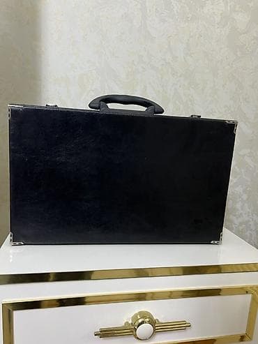 4 lü çanta: Ətir çamadanı, Ətir diplomatı. Təzə kimidir. Vəziyyəti əladır. Şüşələr — 3