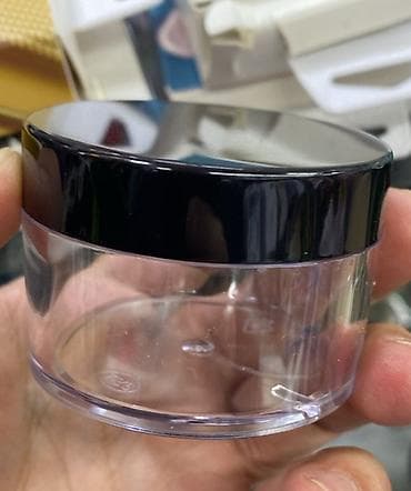 3 reqemi: Şəffaf plastik kosmetik qab – qara vintli qapaqla - Material: möhkəm — 4