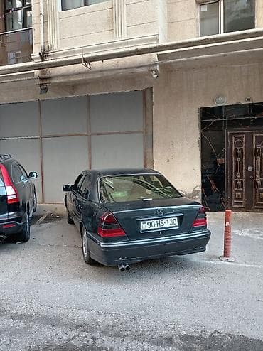 bmw 320 2000: Mercedes-Benz 220: 2.2 l | 1995 il Sedan — 1