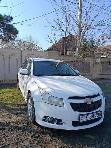 Chevrolet Cruze, ağ rəng, sedan gövdə. Texniki xüsusiyyətlər və