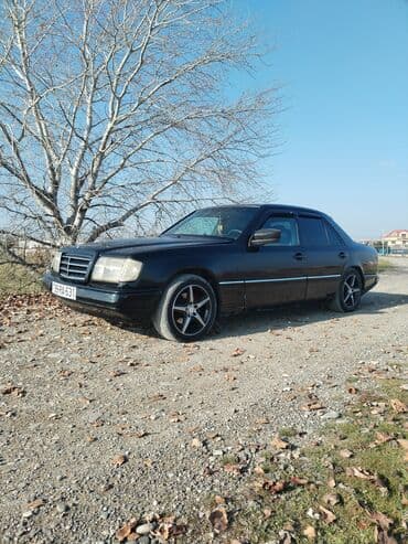 Mercedes-Benz W124 sedan – qara rəng, 4 qapı. 2 motor mexanika