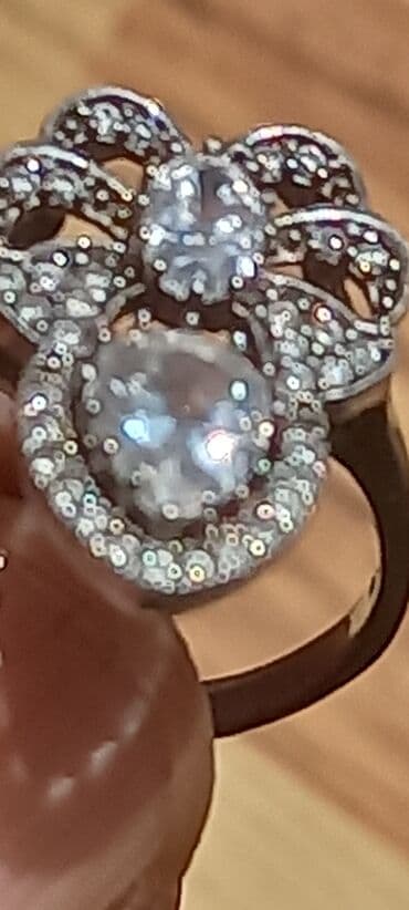 1 грамм золота цена 585 в баку: Gümüş dəst "üzük, sırğa və həmayil" dəsti satılır. Üzüyün ölçüsü 8.5 — 20