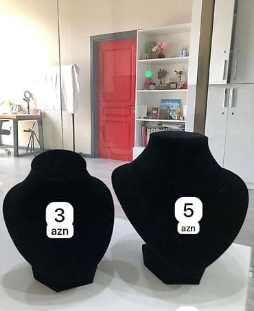 maqazin vitrini: Məhsul: Bəzək əşyaları üçün vitrin/stand dəstləri Təsvir: - Qara — 1