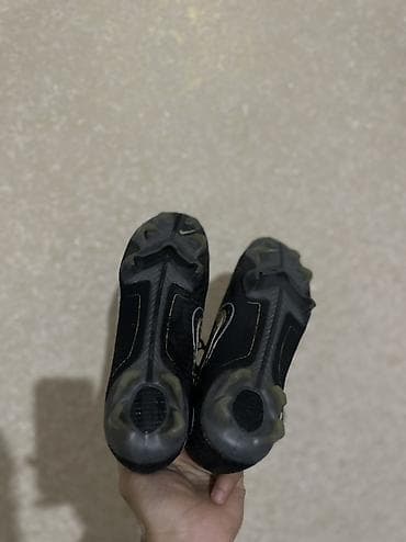 nike ayakkabı: Məhsul: Futbol butsaları (qazon üçün) Təsvir: - Rəng: Qara, qızılı və — 3