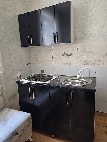 Mətbəx mebeli: Mətbəx mebel dəsti və lavabo - Rəng: qara korpus, ağ daxili hissə; — 1