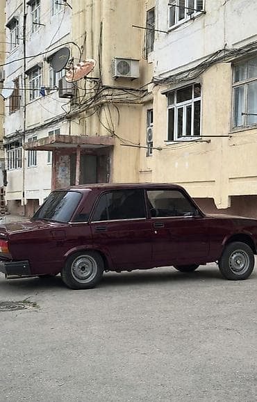 isletme teker: VAZ 2107 sedan - Kuzov: 4 qapılı sedan, tünd vişnə rəng - Nömrə — 2