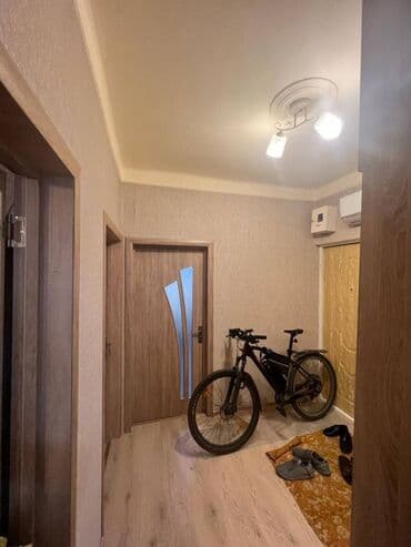 sumqayit 12 mkr ev satilir: Bakı, 3 otaqlı, Köhnə tikili, m. Xalqlar Dostluğu, 62 kv. m — 10