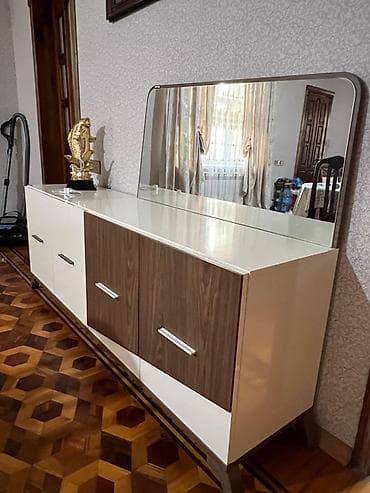 sap: Qonaq otağı üçün güzgülü komod və TV stend. Komodun 4 çəkməcəsi var və — 1