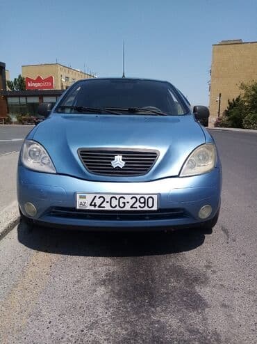 şlanqların satışı: Mavi rəngdə Saipa Tiba avtomobili. Avtomobilin arxa hissəsində "Saipa" — 1