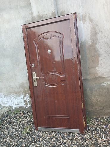 Divar kağızları, oboy: Mətal giriş qapısı – ağac teksturalı qəhvəyi rəng - Material: polad — 1