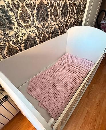 ikinci əl yatağ: Beşik satilir 70 azn Ali baby İslenmeyib beşik. Matras var. Yellenir — 2