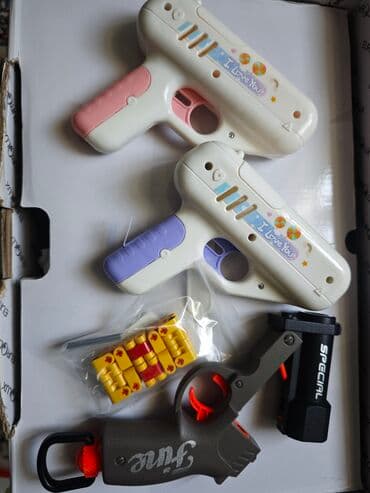 Bu dəstdə ağ rəngdə, çəhrayı və bənövşəyi tutacaqları olan iki oyuncaq